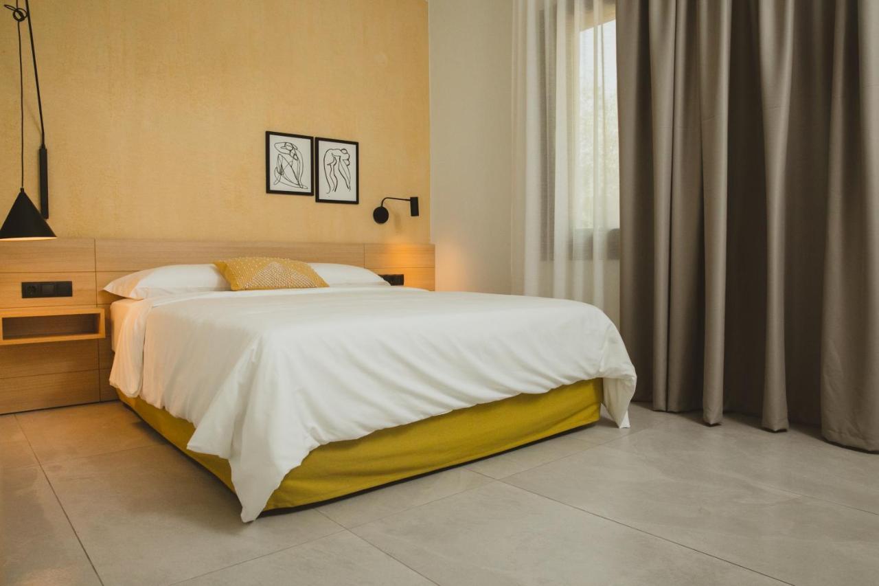 Essentia Vita Comfy Suites 리메나스 외부 사진